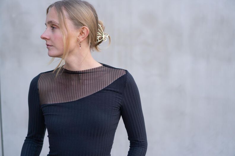 Haut asym&eacute;trique &agrave; manches longues &ndash; ANOUK image number 8