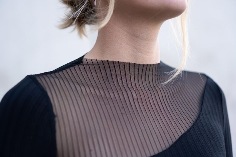 Haut asym&eacute;trique &agrave; manches longues &ndash; ANOUK image number 4