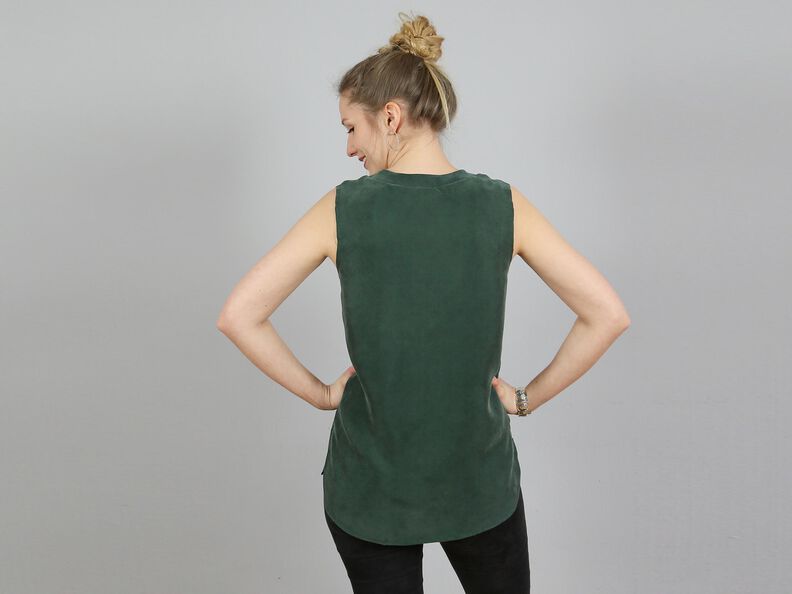 Madame VINNI - Blouse avec encolure plongeante en V XS-XL image number 4
