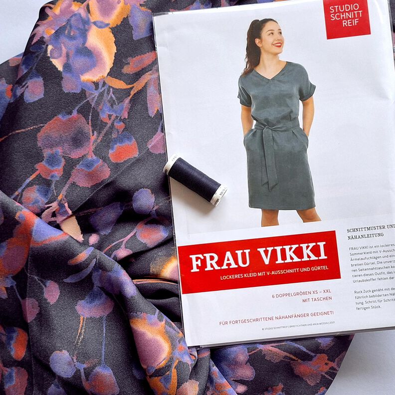 FRAU VIKKI - Robe ample avec col en V et ceinture, Studio Schnittreif  | XS -  XXL,  image number 8