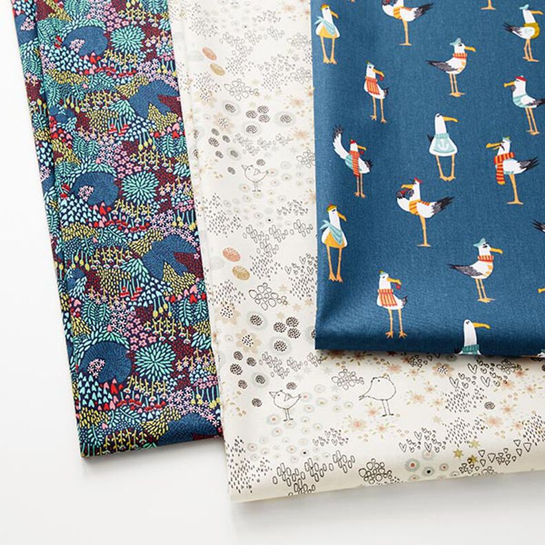 Tissu en coton cretonne oiseaux dans un champ de fleurs – bleu nuit,  image number 5